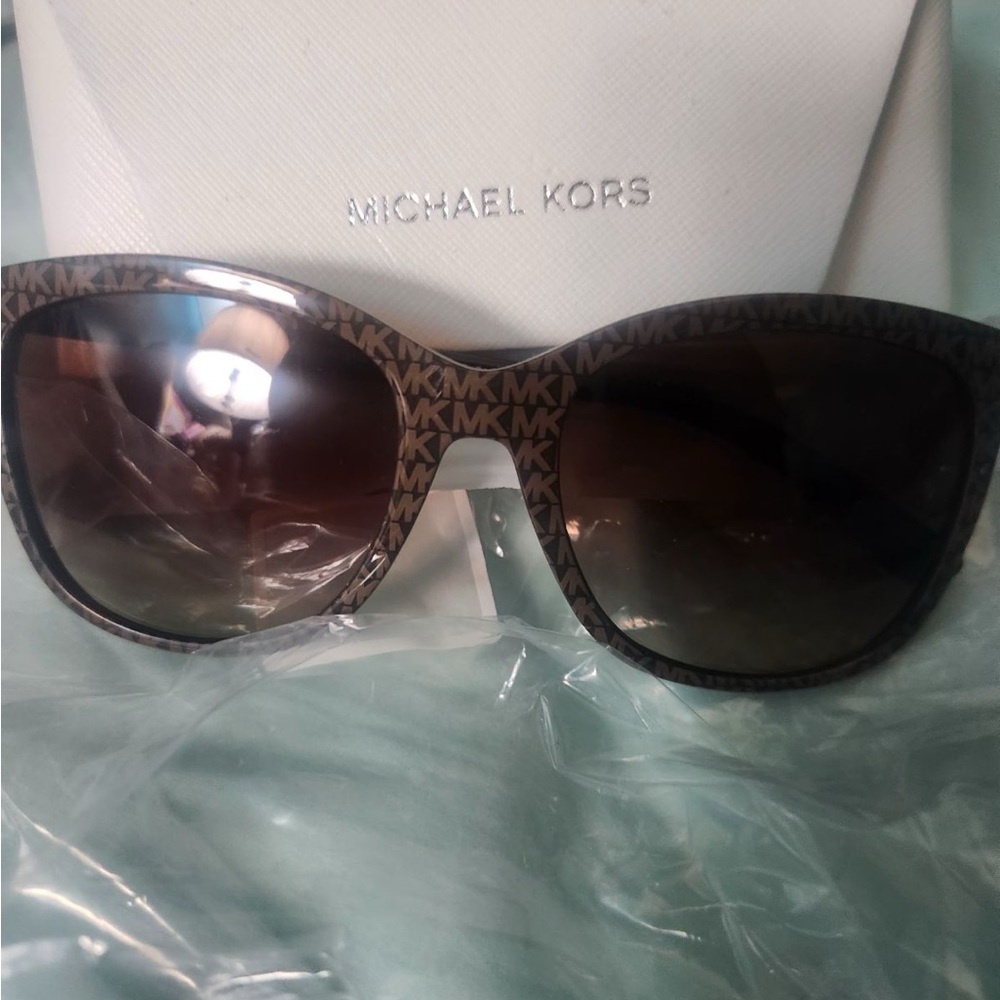Michael Kors sunglasses comes with case